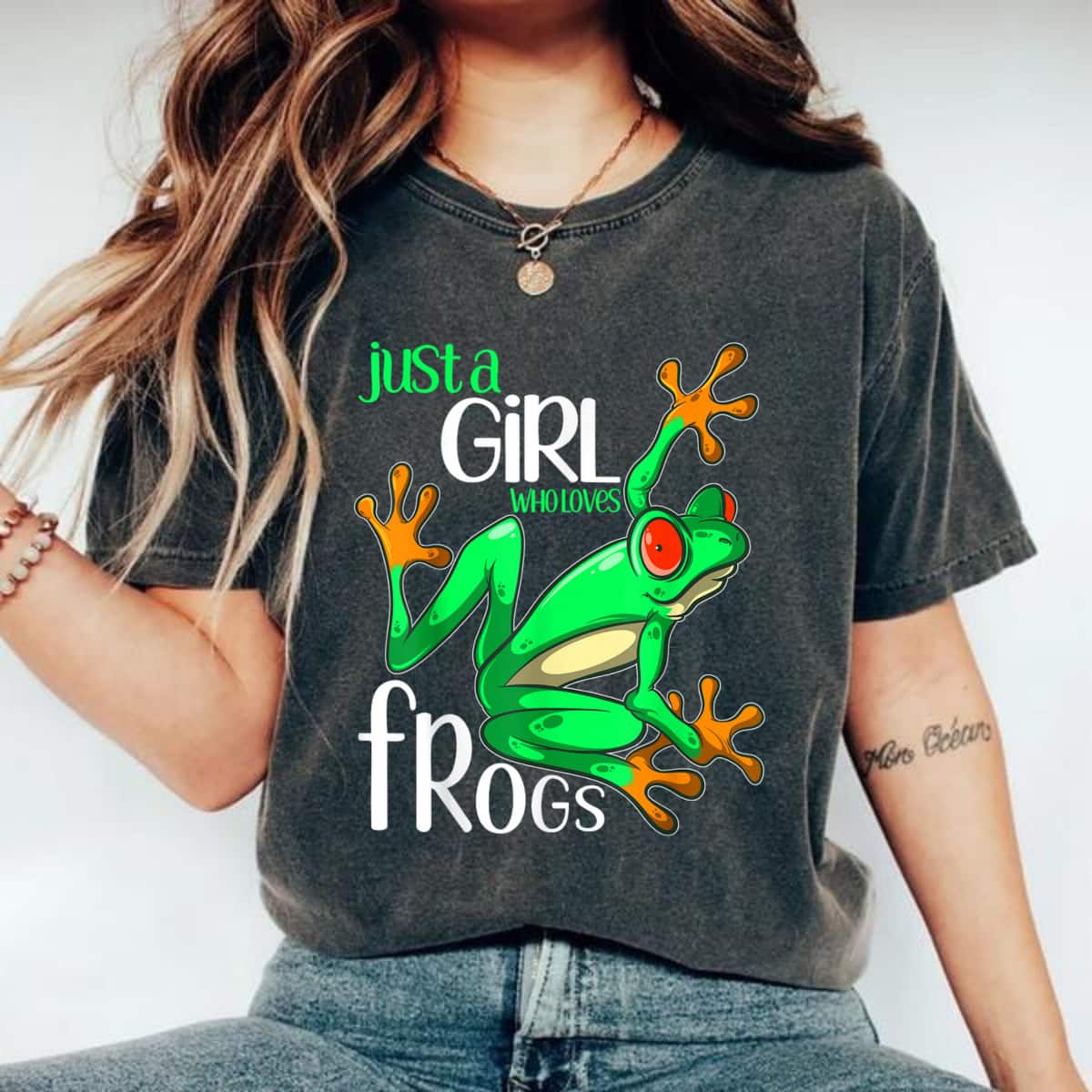 Just A Girl Who Loves Frogs Gift And Girls Frog T-Shirt Just A Girl Who Loves Frogs Gift And Girls Frog T-Shirt