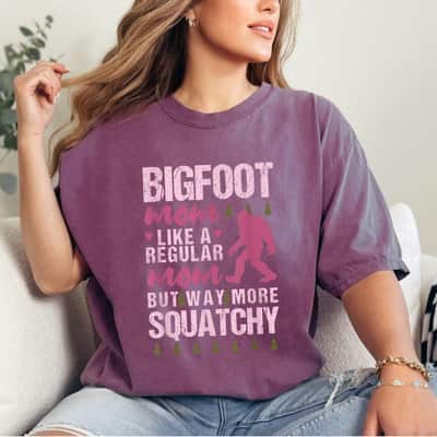 Mother's Day Bigfoot Mom Squatch Funny Sasquatch Distressed Gift T-Shirt