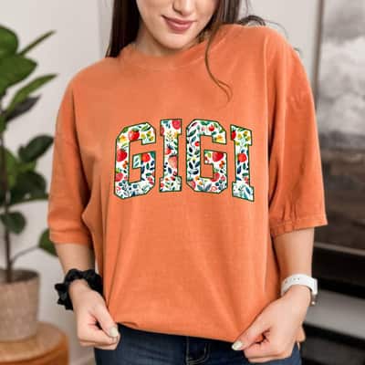 Floral Strawberry Gigi Christmas Grandma To Be Mothers Day T-Shirt