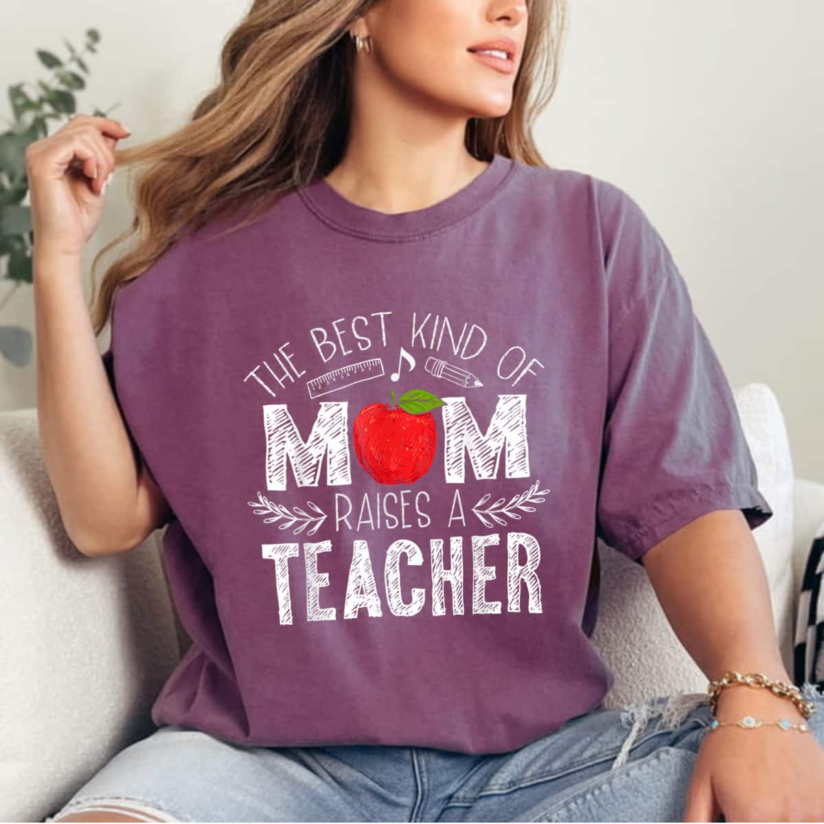 The Best Kind Of Mom Raises A Teacher Mothers Day Gift T-Shirt The Best Kind Of Mom Raises A Teacher Mothers Day Gift T-Shirt